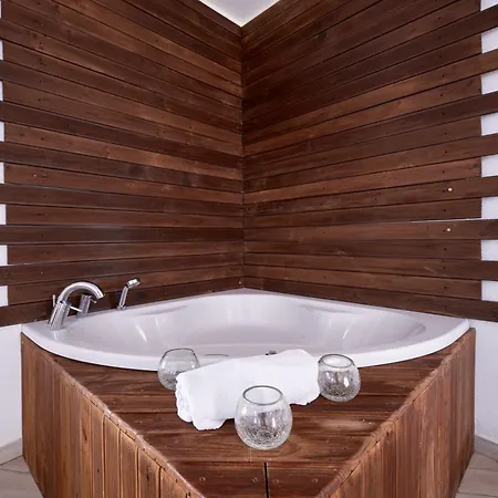 A Casa Branca - With Pool & Jacuzzi منزل للإقامة