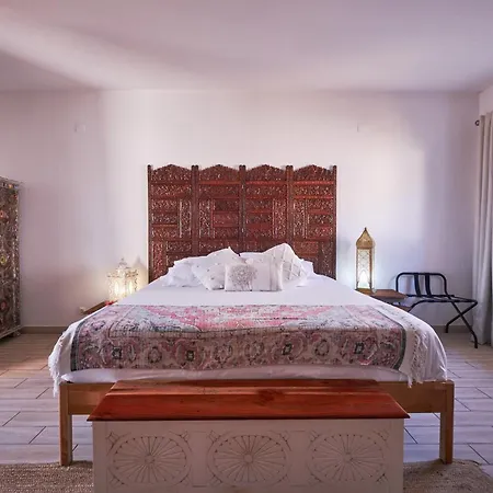 منزل للإقامة A Casa Branca - With Pool & Jacuzzi سانتا كومبا داو